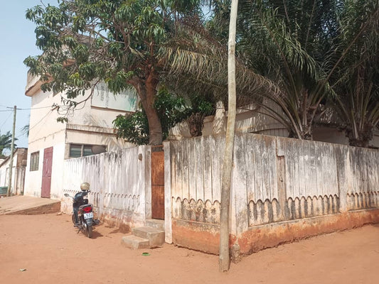 Maison de 8 chambres en vente en angle de rue à Tokoin Solidarité – 95 millions FCFA