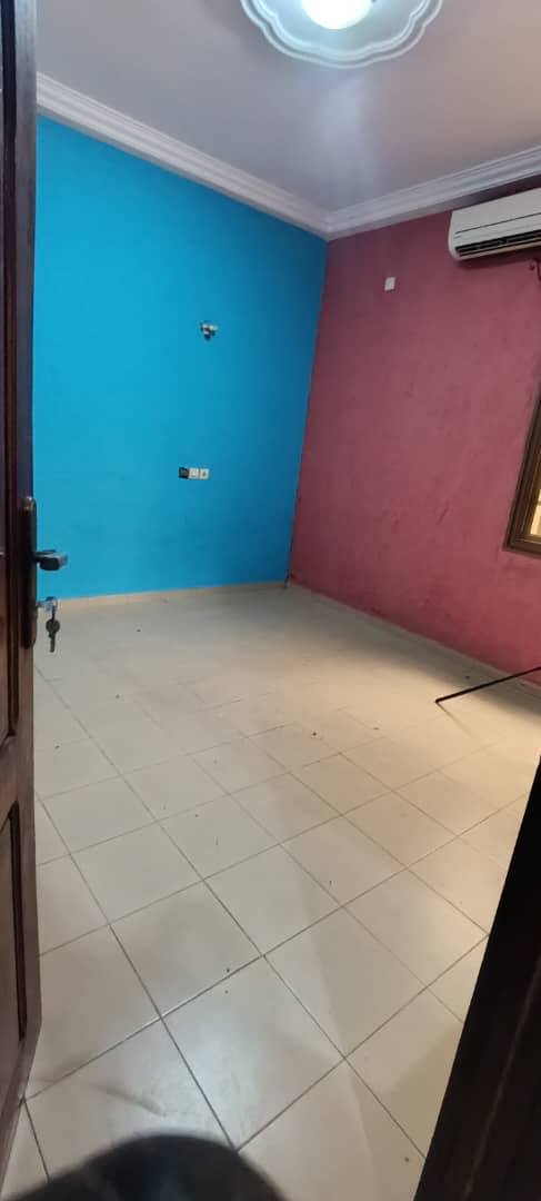 Villa duplex 6 chambres à louer à Totsi Église Catholique – 500000 FCFA