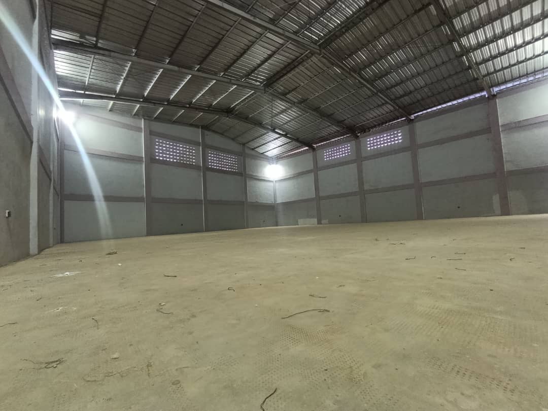 Entrepôt de 600 m² en location à Adakpamé, proche du goudron – 1 million FCFA