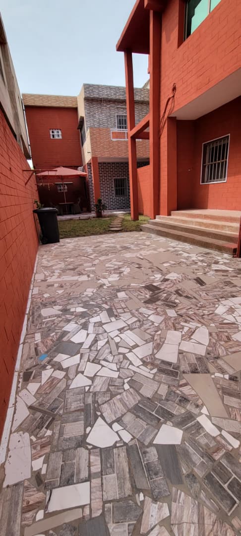 Appartement 2 chambres en location à Kpogan, proche du goudron – 300 mille FCFA