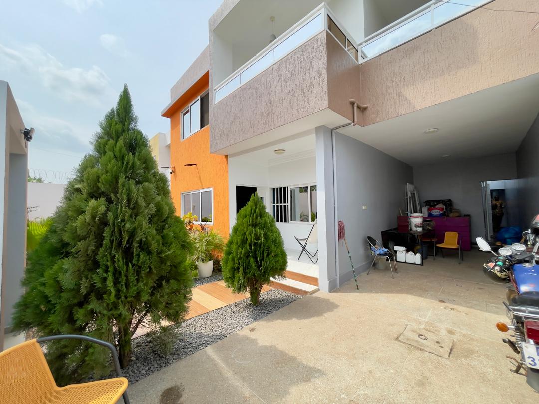 Villa duplex meublée en vente en bordure de goudron à Agoè Legbassito (Cité Atiomé) – 110 millions FCFA