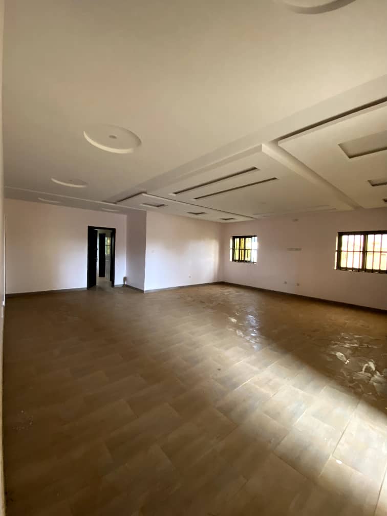 Villa duplex 5 chambres à louer à Sogbossito, proche du goudron - 650000 FCFA