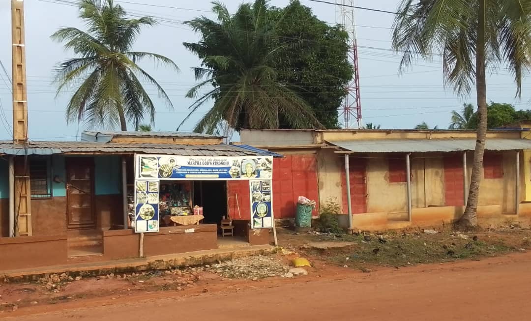 Terrain de 595 m² avec 4 boutiques en vente en bordure de grande voie à Agoè Anonkui proche du goudron (contournement) – 45 millions FCFA