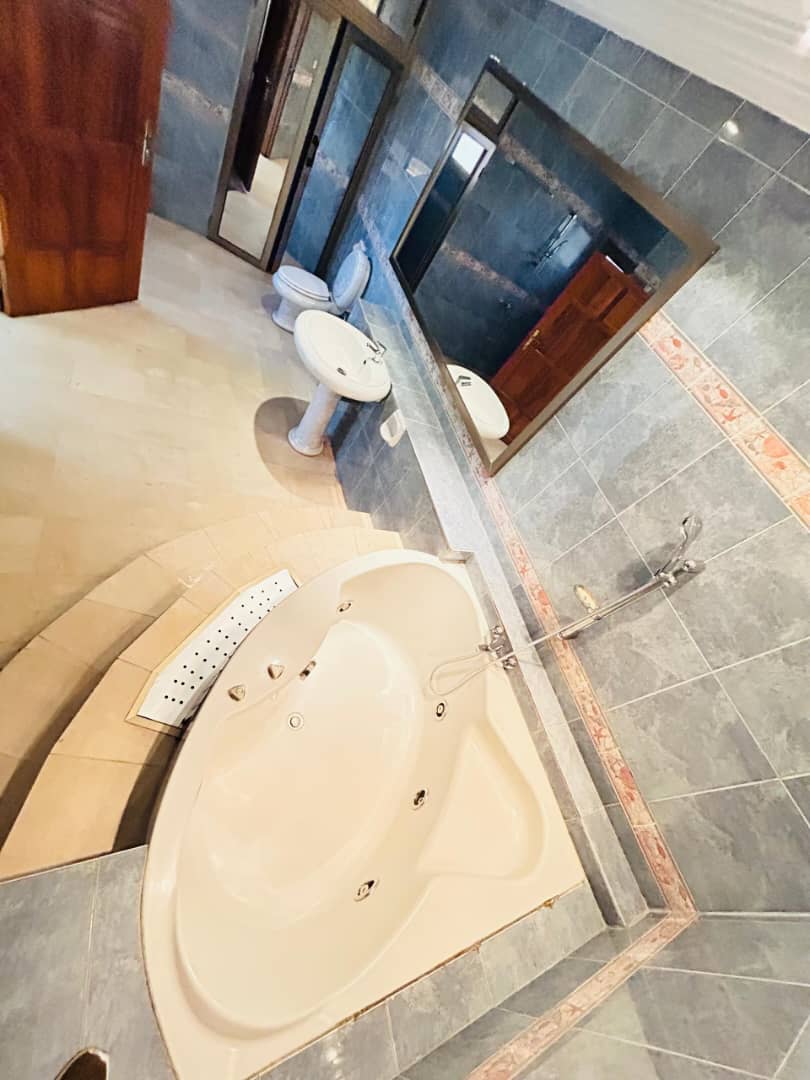 Villa duplex 6 chambres avec piscine en location à Togo 2000 – 1.600.000 FCFA
