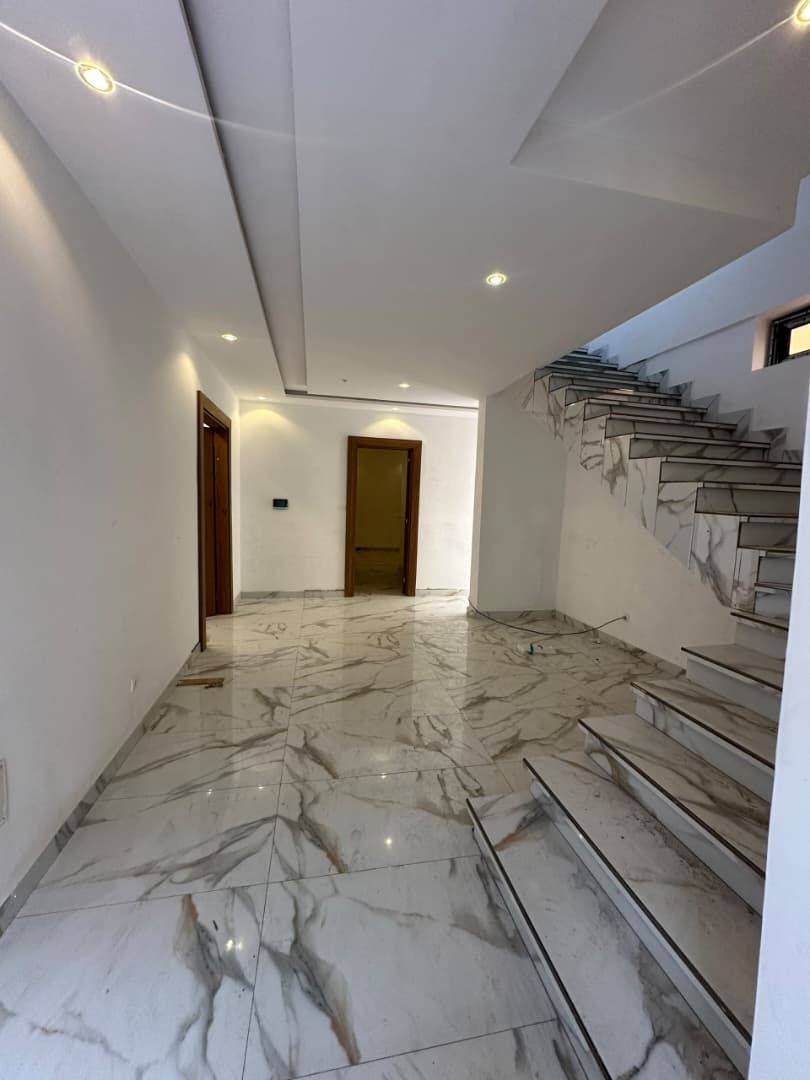 Villa duplex 4 chambres à louer en bordure de goudron à Adidoadin – 800 000 FCFA