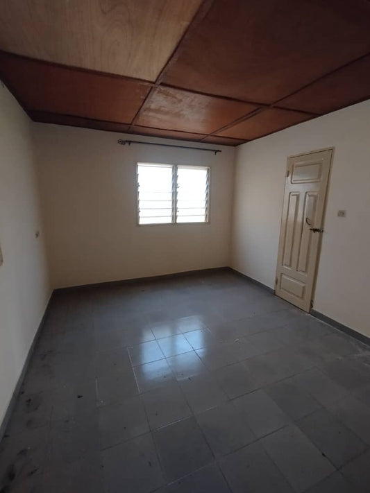 Appartement cour unique en location à Agoe Kitidjan – 70 000 FCFA/mois