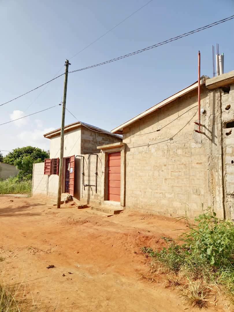 Maison 3 chambres de 390 m² en vente à Apessito La Paix, proche du goudron – 25 millions FCFA