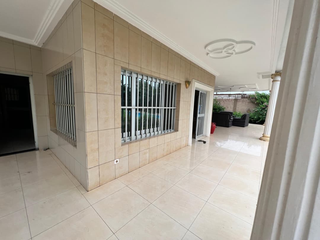 Villa 4 chambres non meublée de 1300 m² avec piscine à Tokoin Wuiti – 480 millions FCFA