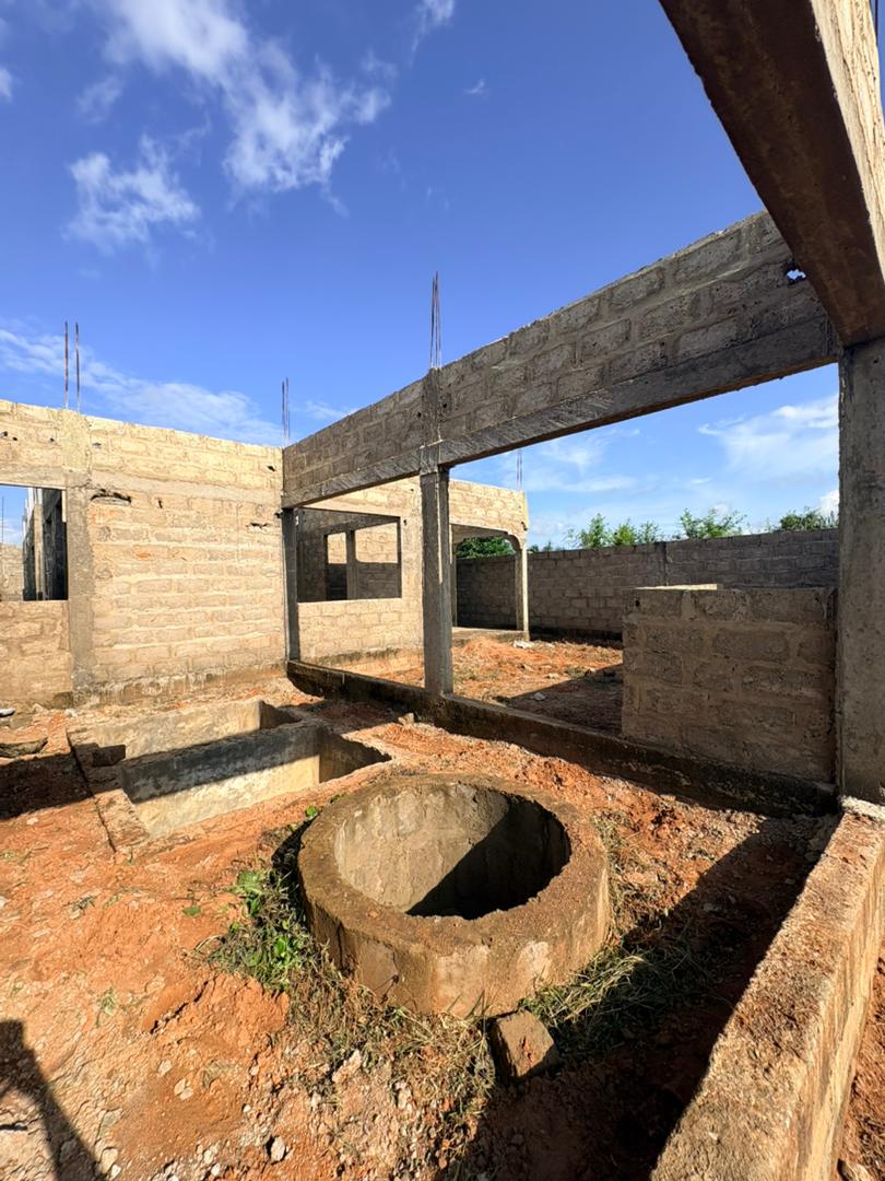 Villa inachevée 3 chambres sur demi lot en vente à Aképé, à 150 m du goudron – 15 millions FCFA