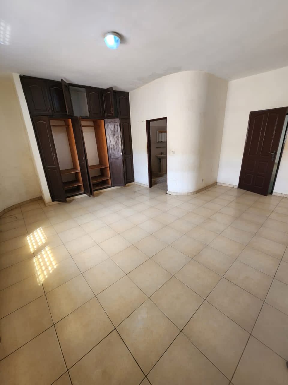 Villa 2 chambres en vente proche du goudron à Togo 2000 – 50 millions FCFA