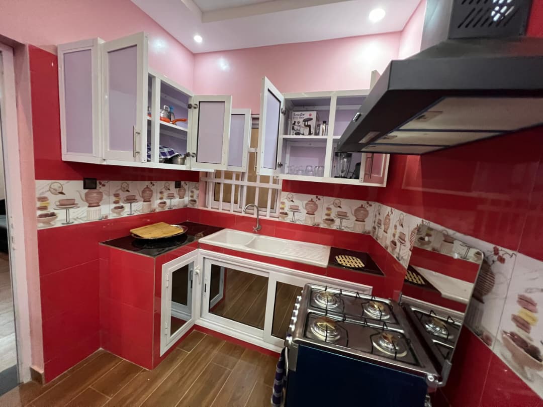 Cour meublée 1 chambre salon en location à Avedji leo 2000 – 360 000 FCFA/mois