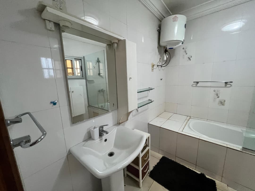 Villa 4 chambres non meublée de 1300 m² avec piscine à Tokoin Wuiti – 480 millions FCFA