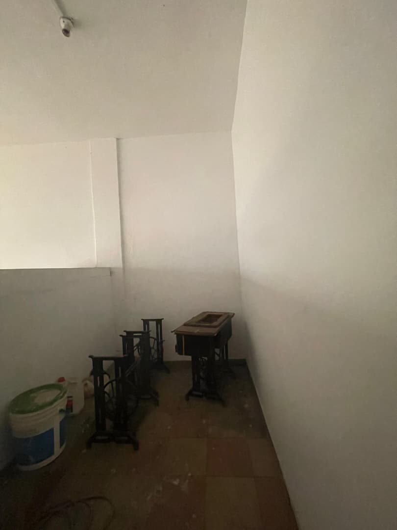 Boutique duplex à louer à Tokoin Séminaire au bord du goudron – 200 000 FCFA