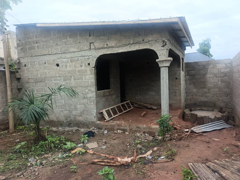 1/4 lot en angle de rue avec pièce wc-douche interne et terrasse à vendre à Zanguéra Klikamé – 6 millions FCFA