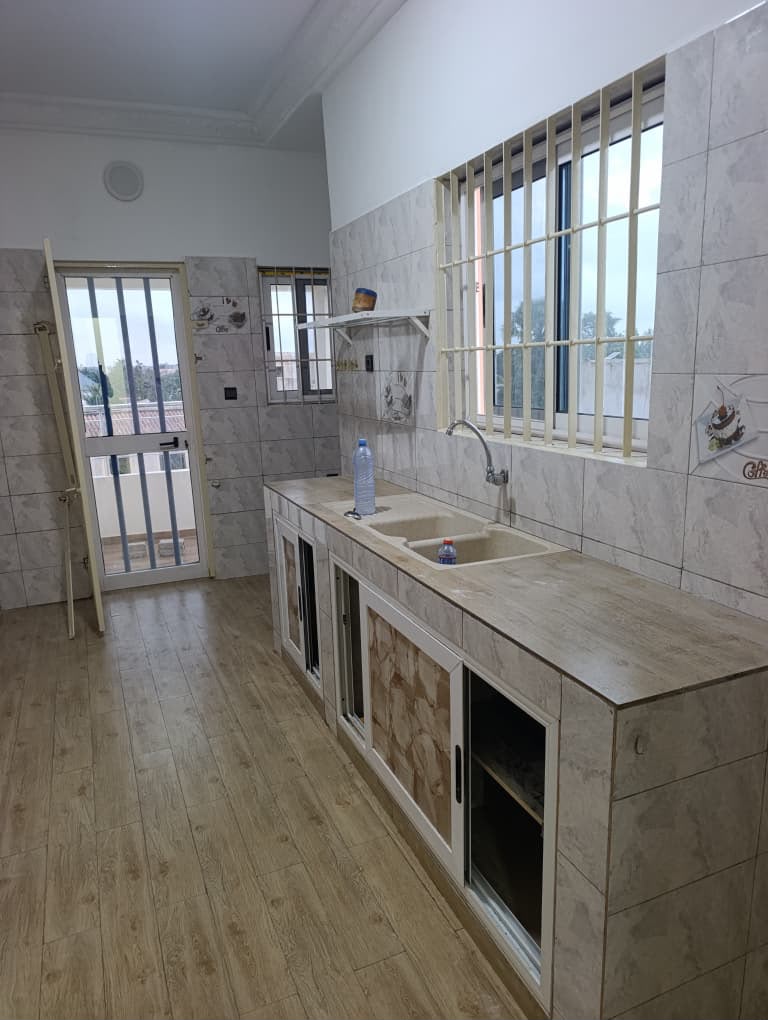 Appartement de 2 chambres à louer à Zanguera, proche du goudron – 100 000 FCFA/mois
