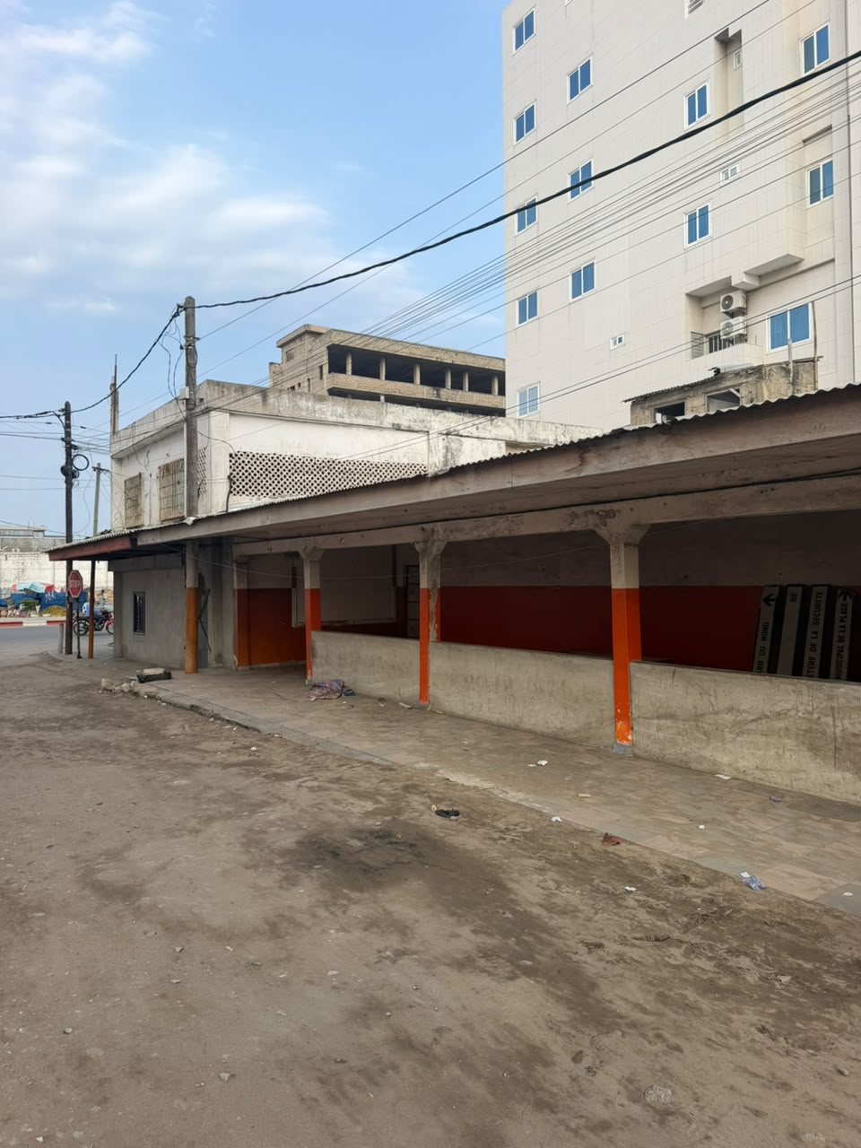 Immeuble R+1 de 336 m² en vente en bordure de goudron à Dékon – 400 millions FCFA