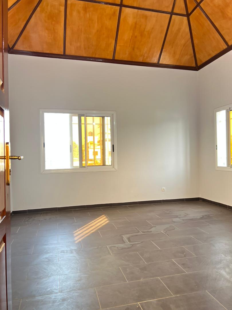 Villa 5 pieces en vente a Avenou a cote du restaurant Factory a 80 metres du goudron - 365000000 FCFA