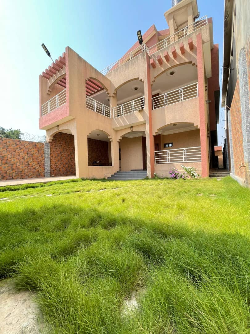 Villa duplex 7 pièces à louer à Avépozo, proche du goudron et de la mer – 400.000 FCFA