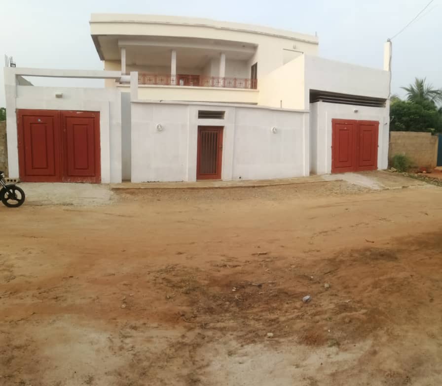 Villa duplex 5 chambres de 840 m² en vente à Ségbé – 140 millions FCFA