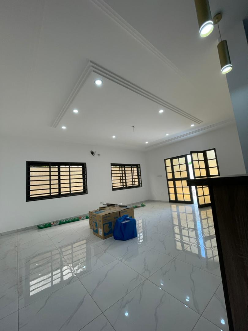 Cour unique de deux chambres salon à louer à Baguida – 250000 FCFA