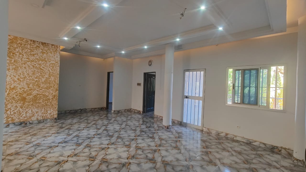 Appartement cours unique 2 chambres à louer à Léo 2000 – 150 000 FCFA