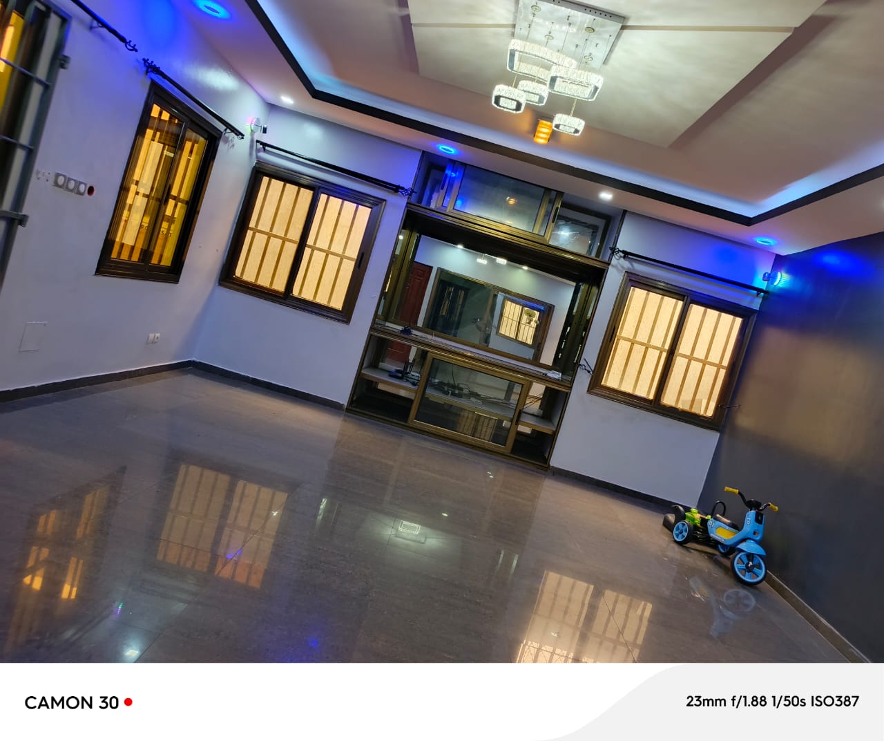 Villa duplex 6 chambres à louer en bordure de goudron à Agoè Assiyéyé – 600 000 FCFA