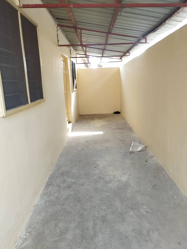 Appartement cour unique en location à Agoe Kitidjan – 70 000 FCFA/mois