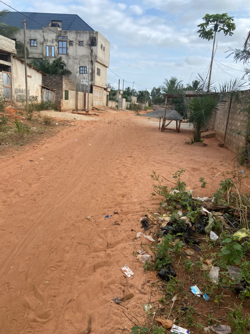 Terrain de 300 m² en vente à Akato derrière Candide – 8 millions FCFA