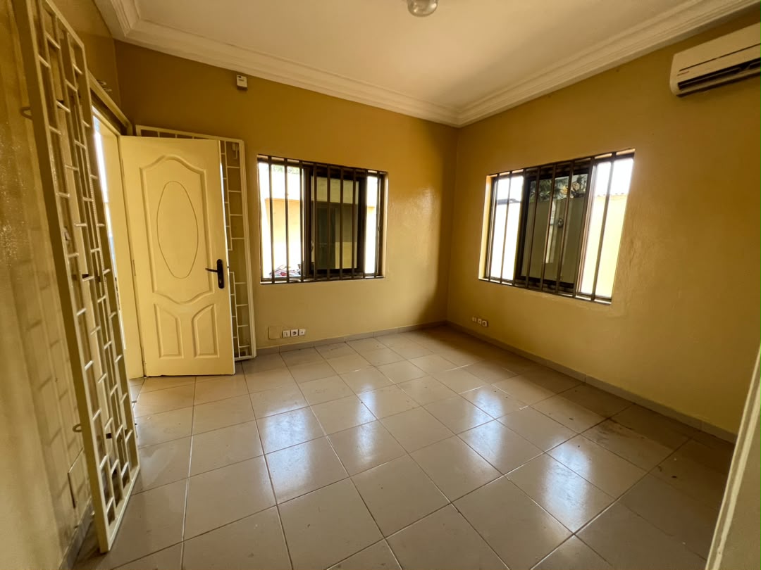 Appartement 1 chambre en location à Attiégou proche du goudron – 75.000 FCFA par mois