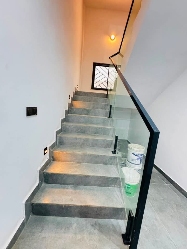 Villa triplex de 400 m², 6 chambres à vendre à Djidjolé, proche du goudron – 280 millions FCFA