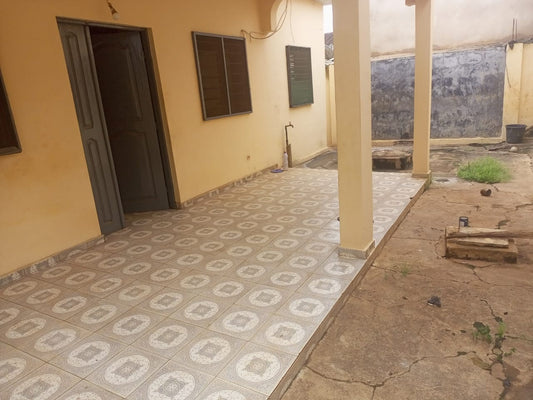 Cour de 2 chambres salon à louer à Agoe Sogbossito près du carrefour Anonkui - 60000 FCFA