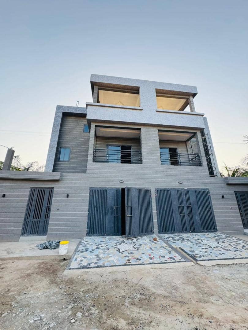 Villa duplex 3 chambres en location proche du goudron à Aéroport – À partir de 10.000 FCFA