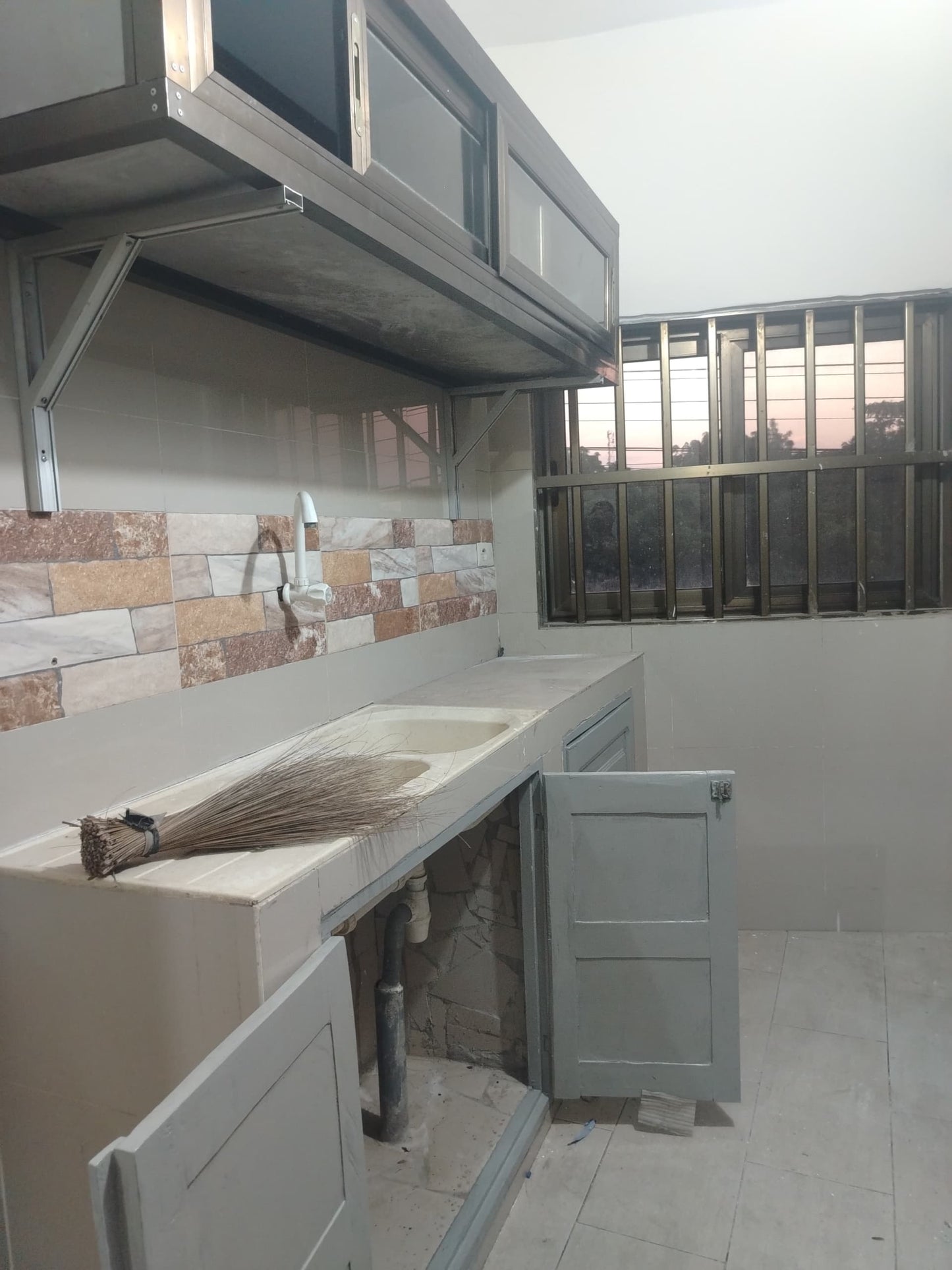 Chambre salon à louer à Hédzranawoé au bord du goudron – 90000 FCFA