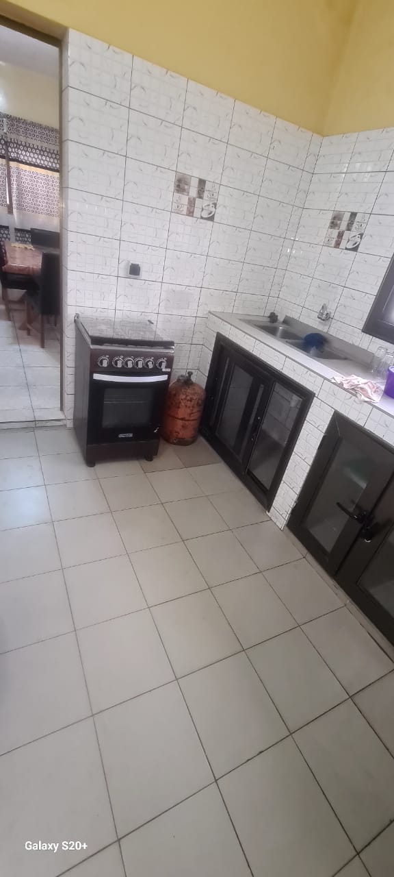 Appartement 2 chambres à louer proche du goudron à Totsi – 100 000 FCFA