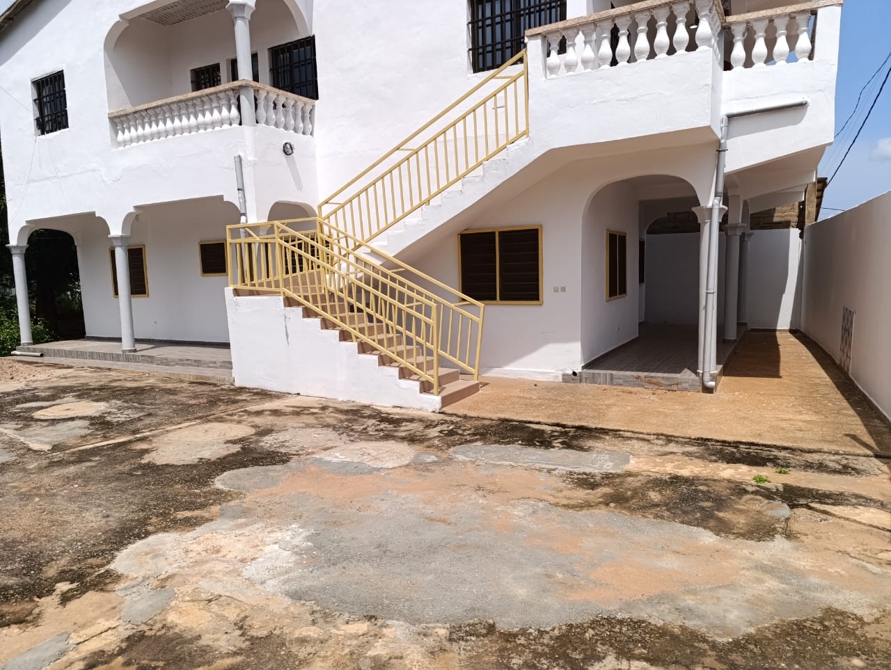 Villa duplex 4 chambres à louer à Adétikopé – 150000 FCFA