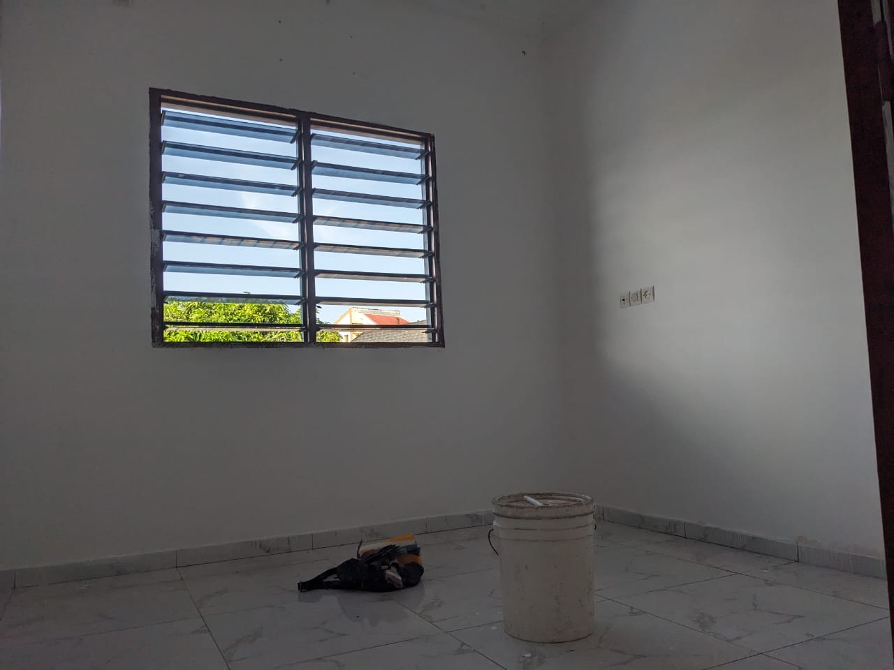 Chambre salon à louer à Adidoadin au bord du goudron – 60 000 FCFA