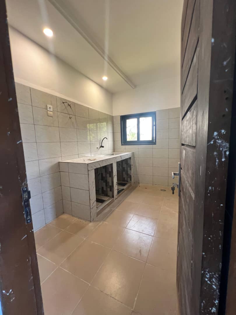 Bel appartement de deux chambres salon à louer à Agoè Logopé proche pharmacie Baracat – 70000 FCFA