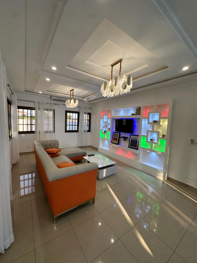 Villa duplex 3 chambres à louer à Avepozo proche du goudron – 300000 FCFA/mois