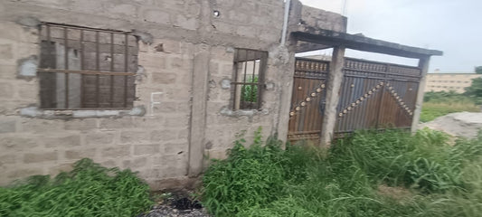 Vente terrain d'un demi-lot clôturé à Lomé, derrière l'Université