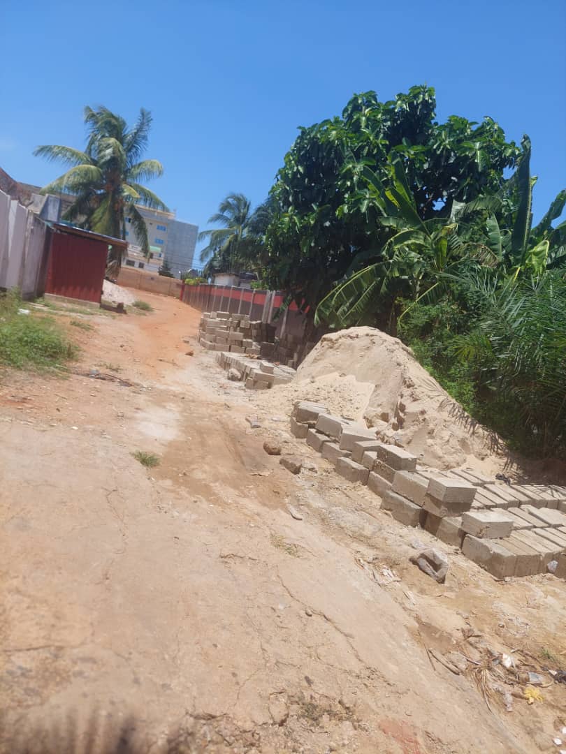 10 lots de terrain en vente à Baguida proche du goudron RN2 Lomé Anèho – 650 millions FCFA le tout
