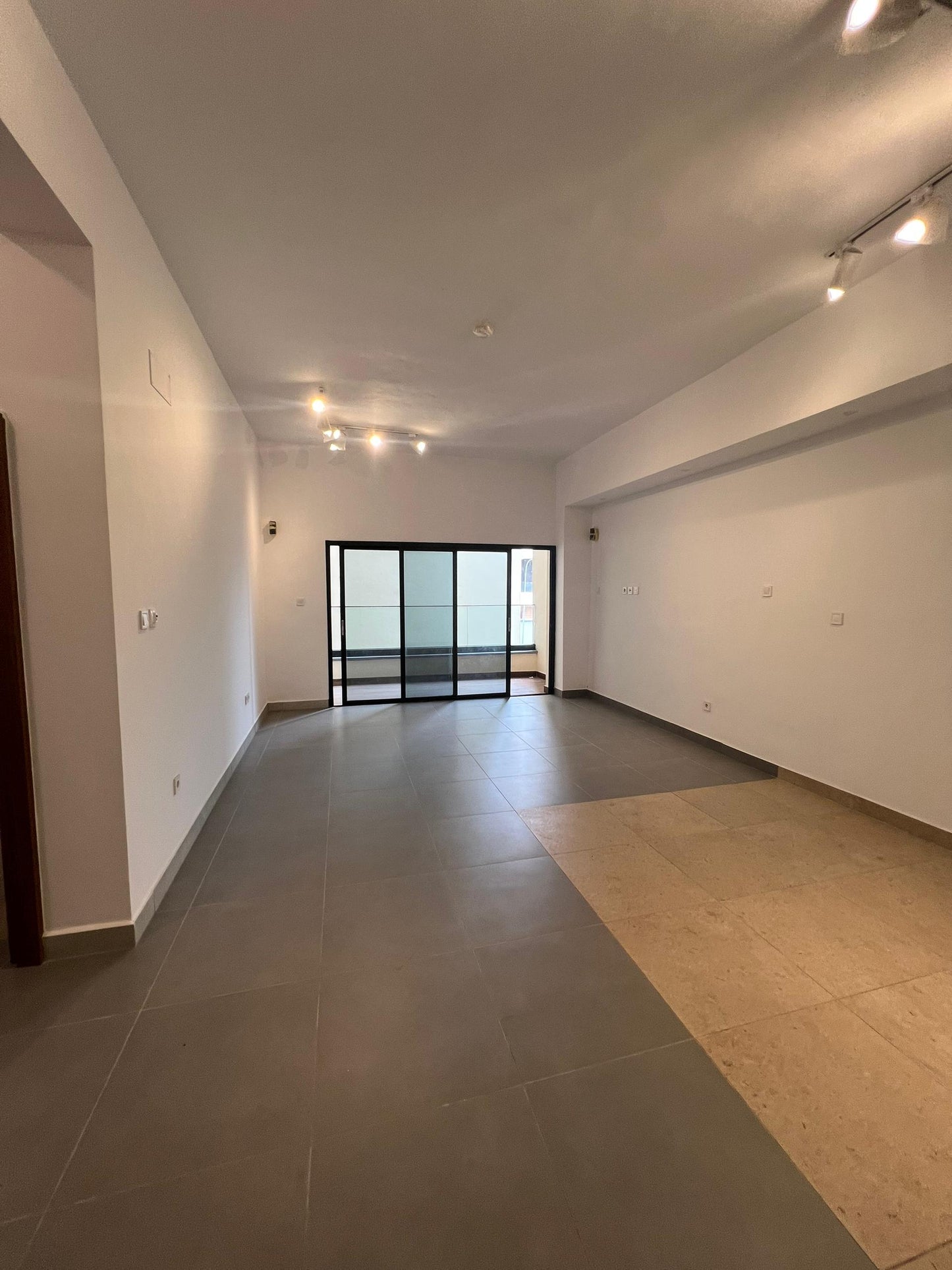Appartement d'une grande chambre à louer à la Caisse (Cité Oua) – 400 000 FCFA
