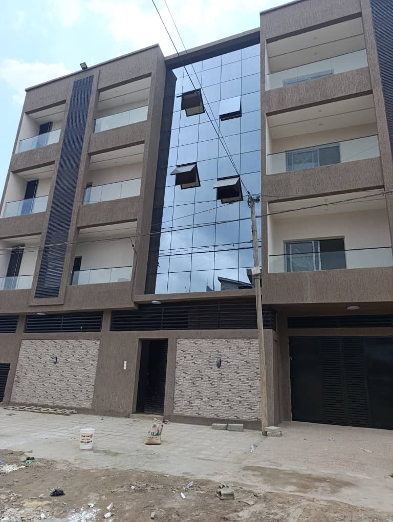 Appartement 2 chambres à louer proche du goudron à Totsi – 200 000 FCFA/mois