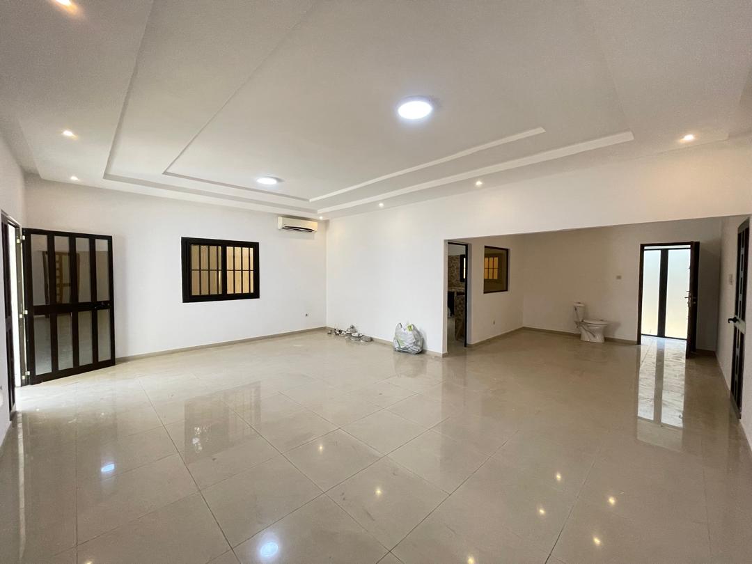 Villa basse 2 chambres à louer à Tokoin Forever – 450000 FCFA