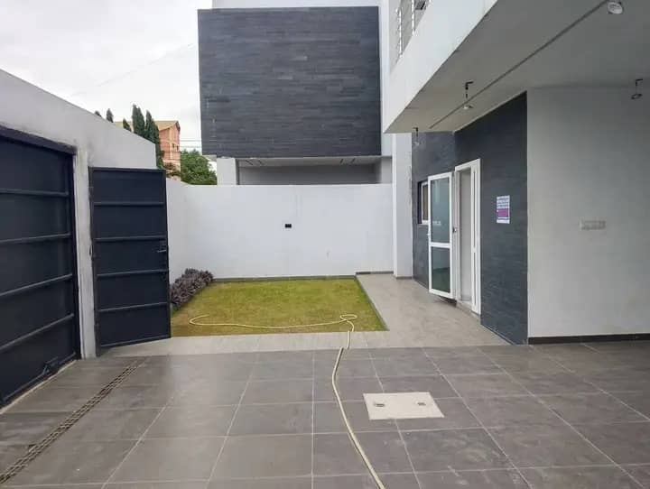 Villa duplex 5 chambres à louer avec piscine à Agbalepedo – 1 500 000 FCFA