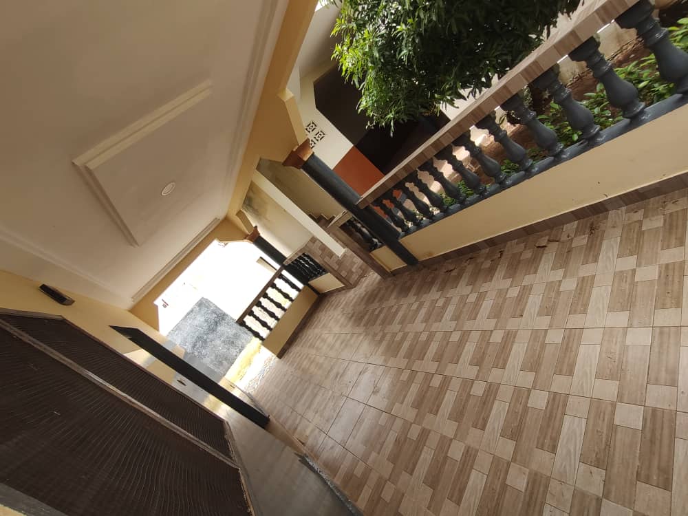 Villa 5 chambres en location à Carrefour Yokoe – 150000 FCFA