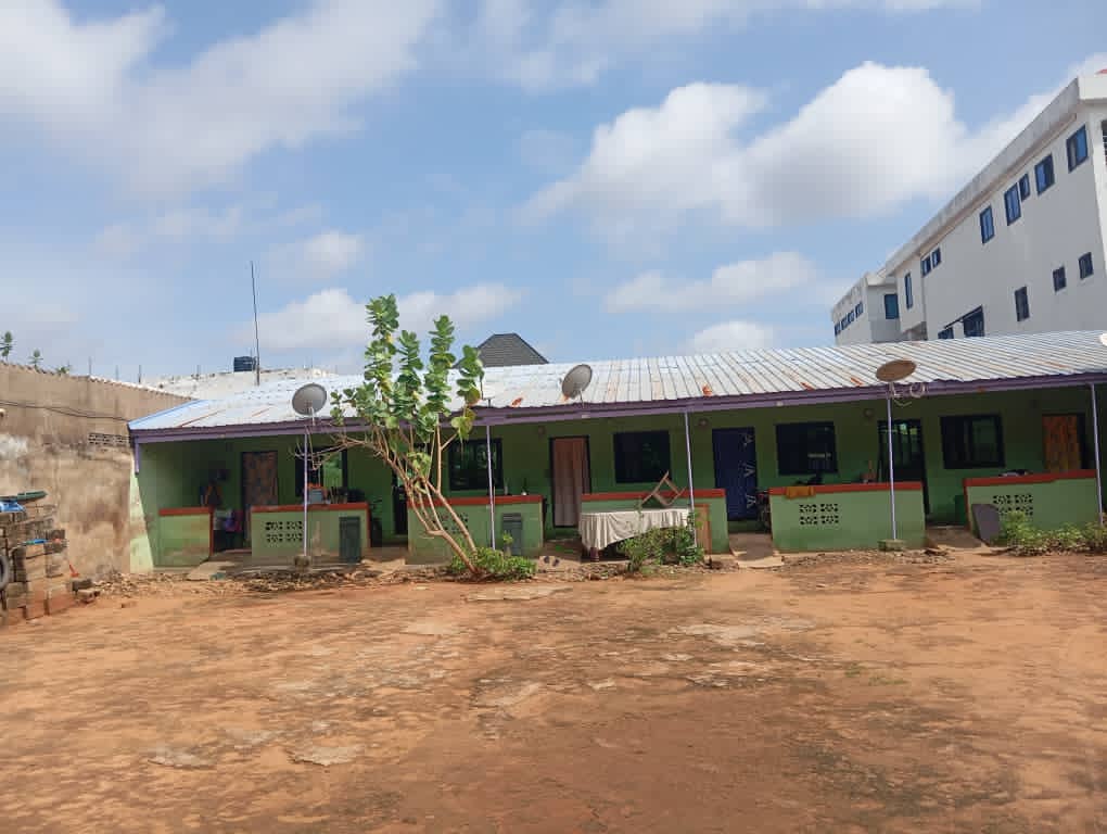 Maison de location de 6 pièces sur 1 lot à Amadahome – 45.000.000 FCFA