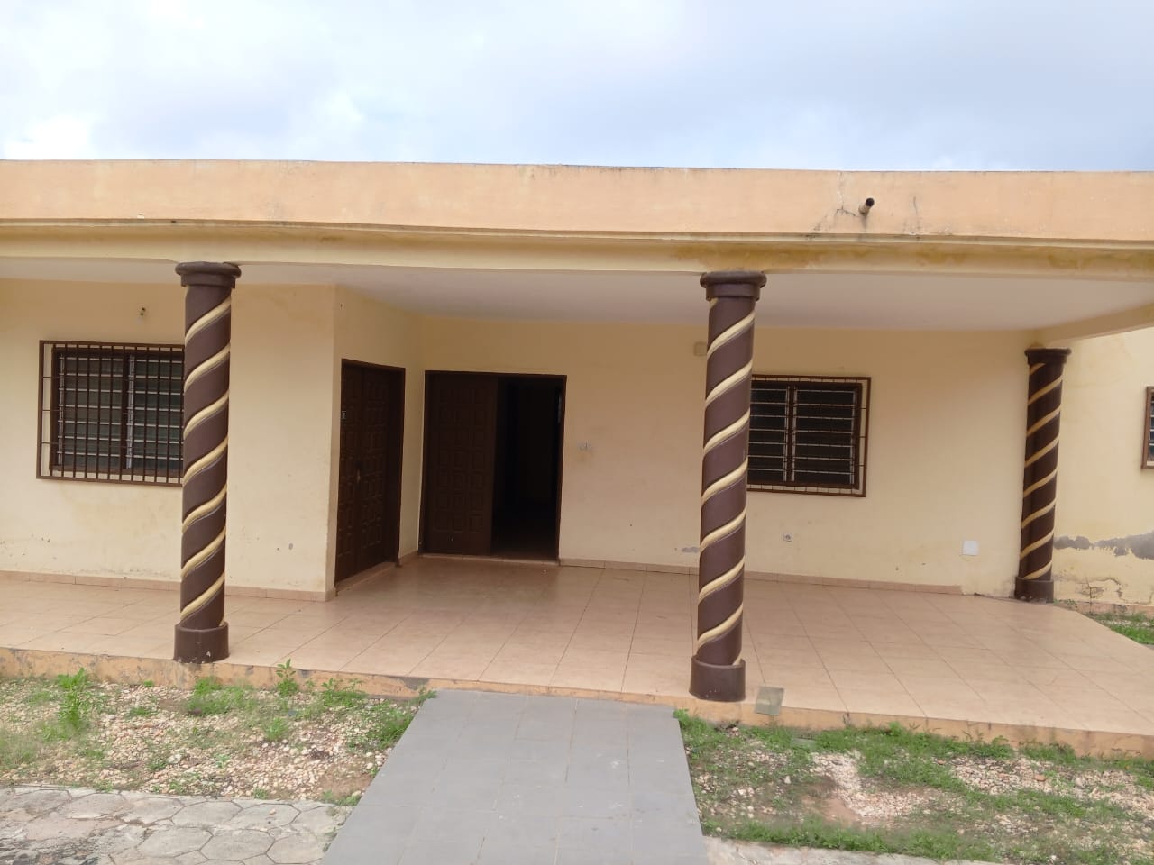 Villa cour unique 4 chambres à louer à Yokoe – 100000 FCFA