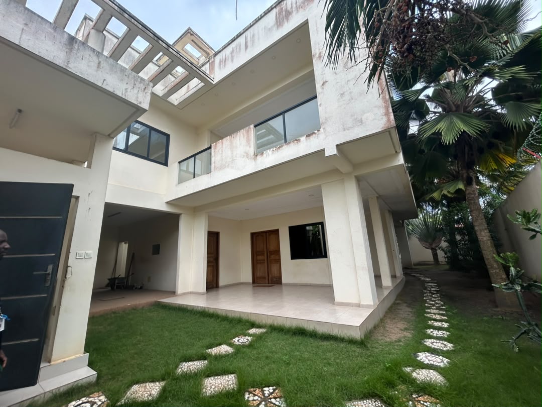 Villa duplex 5 chambres à louer à Agbalepodo – 1.2 million FCFA