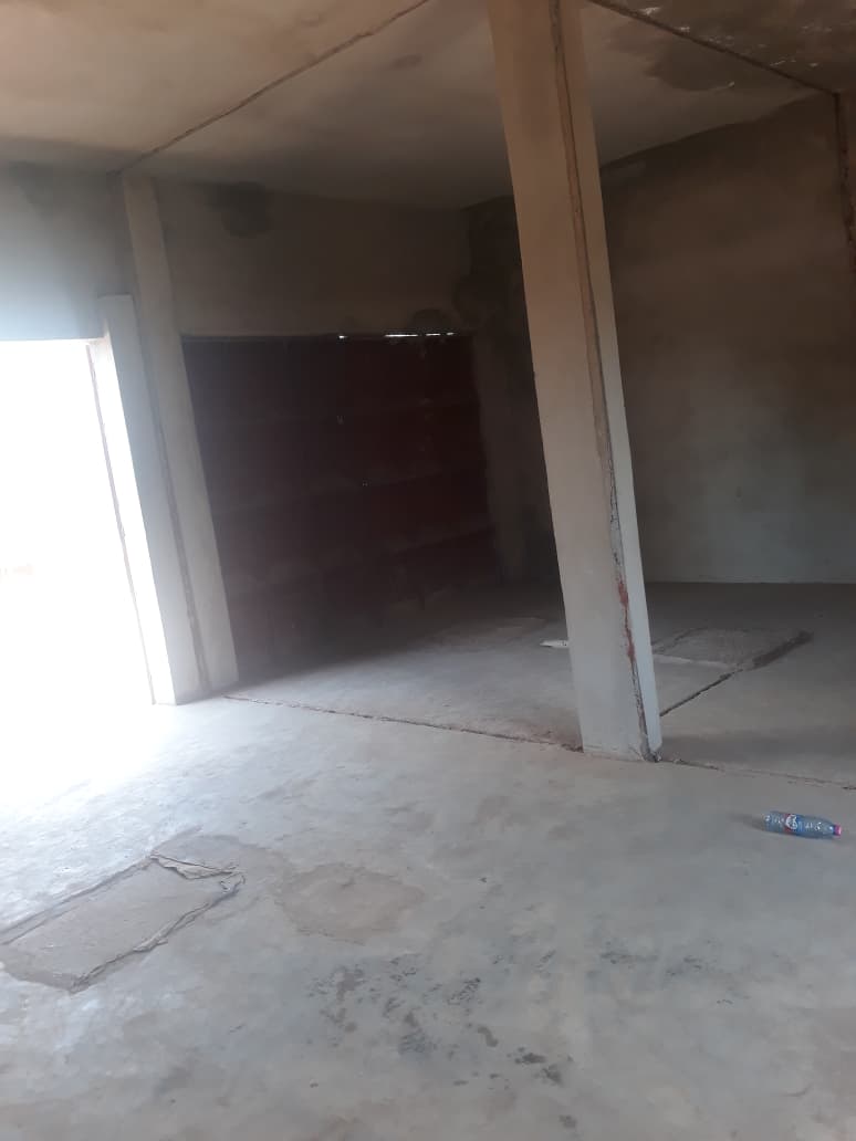Magasin ou entrepôt à louer à LEO 2000 – 100 000 FCFA