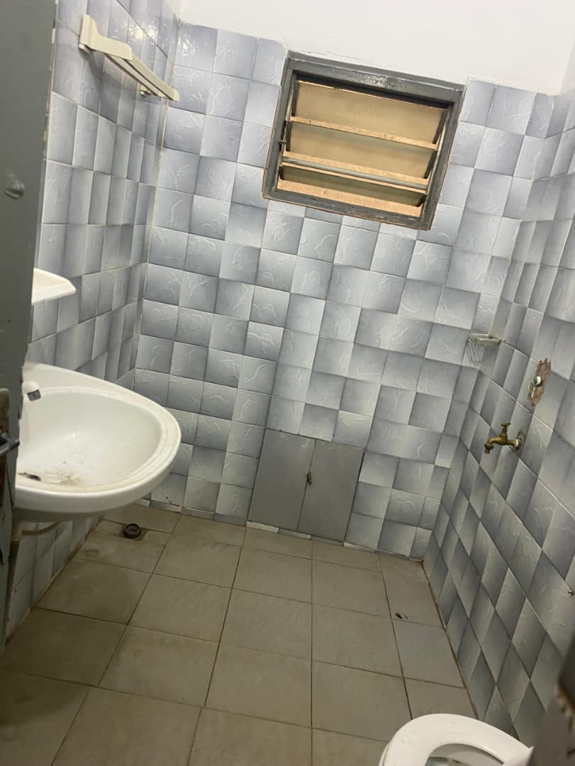 Villa basse 3 chambres salon en rénovation à louer à Agbalépédo – 250000 FCFA